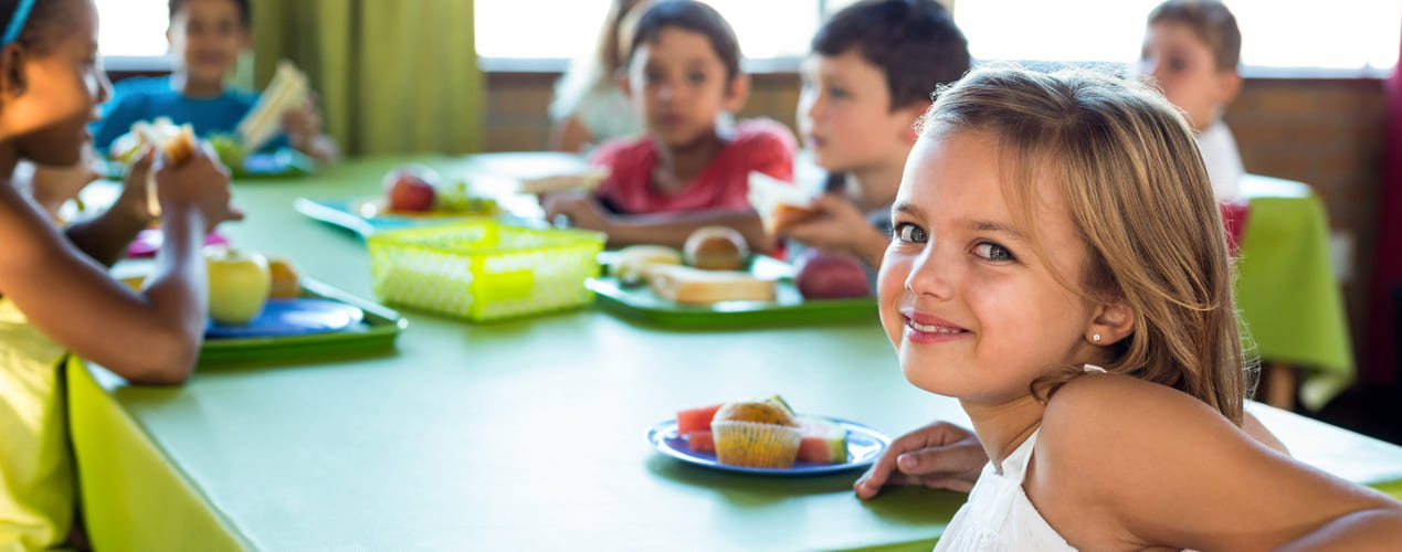 Catering escolar, niños comiendo