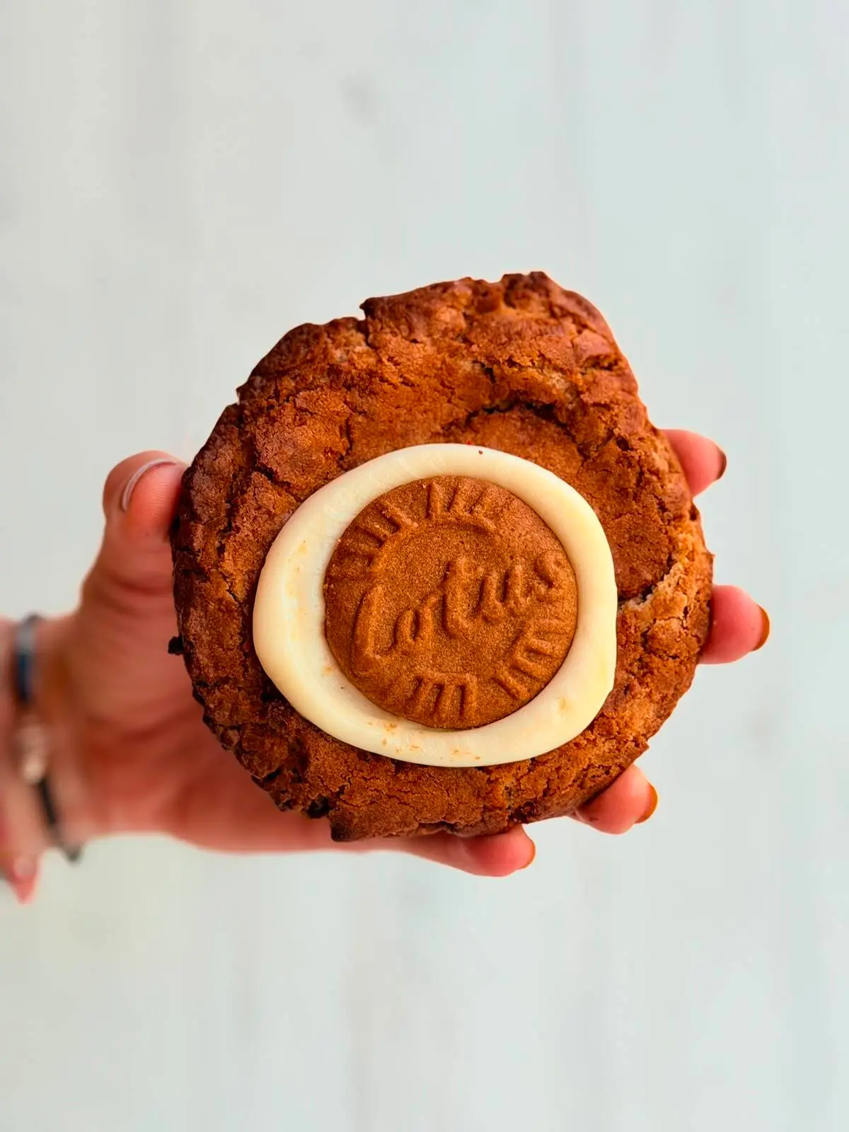galleta crumbl cookie lotus